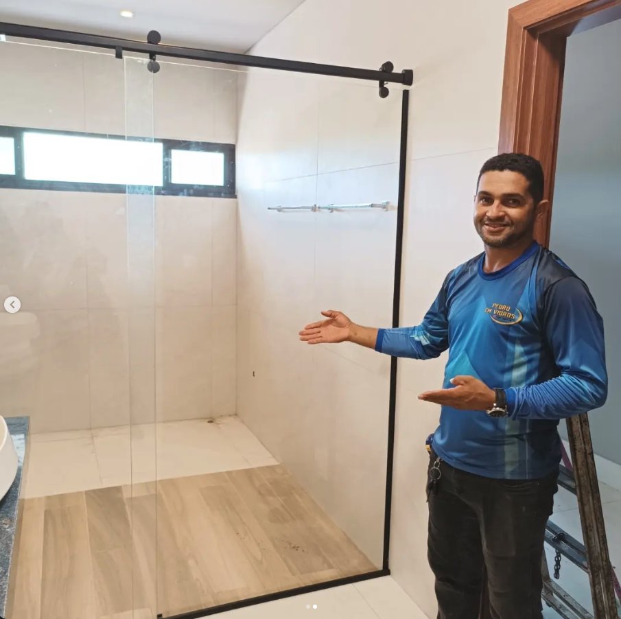 Pedro CM Vidros - Box Elegance com acabamento preto fosco instalado em Boa Vista