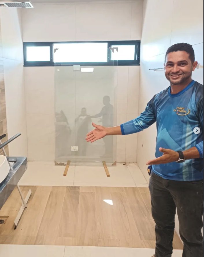 Pedro CM Vidros realizando alinhamento técnico e calços de vidro temperado